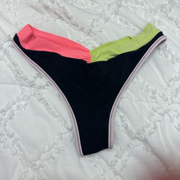 OneOne bikini set 🩷 - Picture 4 of 6